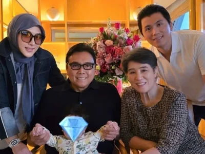 Syahrini bersama Reino, Rosano, Reiko Barack, serta Baby R. Foto: Dok. Instagram @princessyahrini