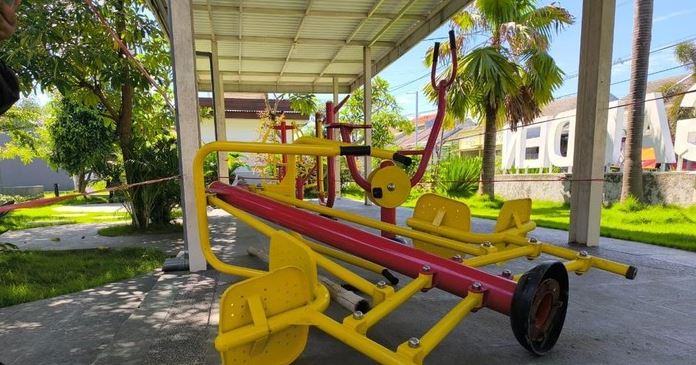 Kondisi alat olahraga rusak sebelum akhirnya disingkirkan pihak pengembang perumahaan. (Foto: Dok. Net)