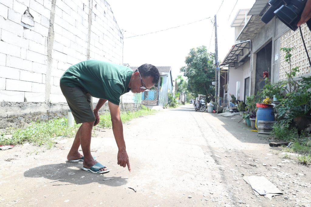 Pak RT menunjukkan lokasi Almarhum Sandy Permana terkapar karena ditusuk. (Foto: Sukri/Nyata)