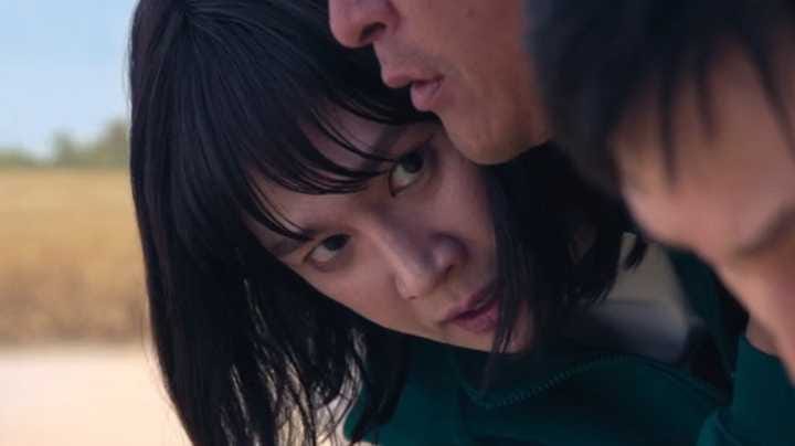 Menolong pemain di Red Light Green Light. Foto: Dok. Screen Rant