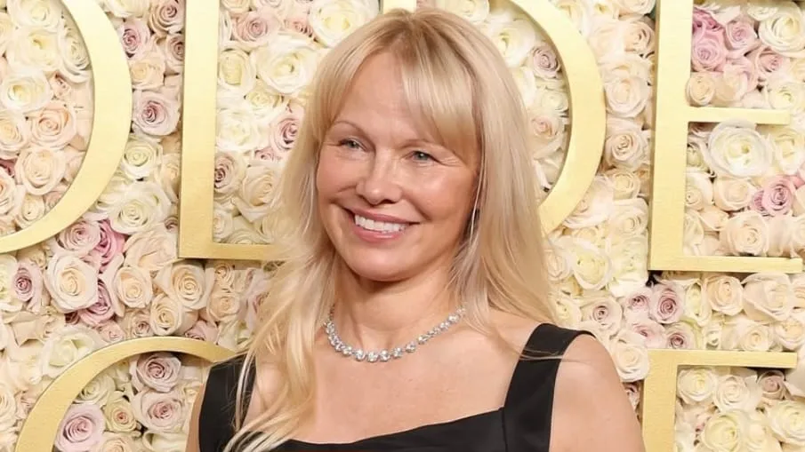 Gaya Pamela Anderson, Tampil Tanpa Makeup di Golden Globes 2025
