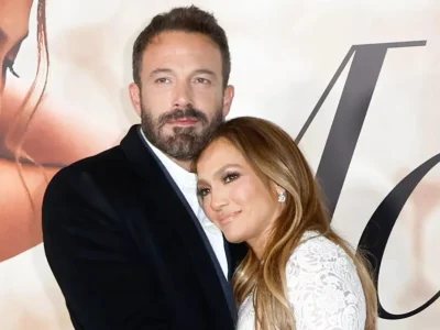 Kemesraan JLo dan Ben Affleck saat masih berstatus sebagai pasangan. Foto: Dok. Razer Harrison/Getty via People