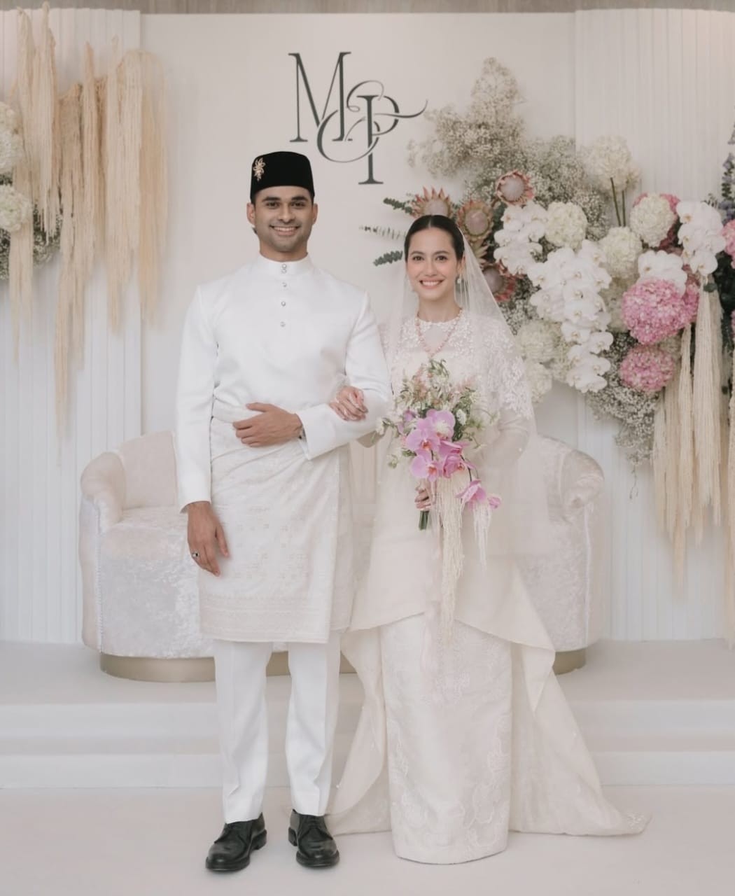 Baju kurung Melayu untuk akad nikah. Foto: Dok. Instagram @pevpearce