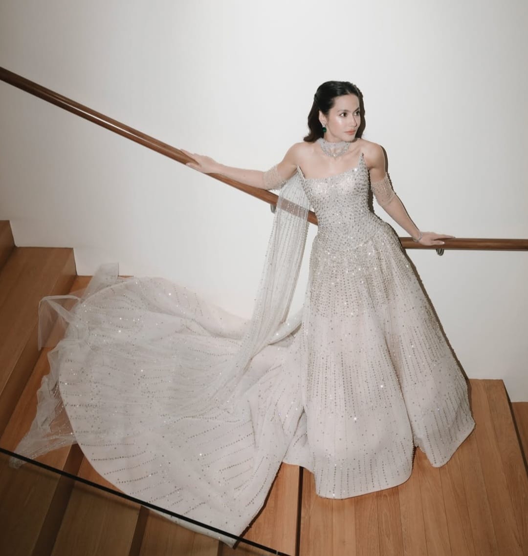 Gaun berhiaskan 70.000 kristal. Foto: Dok. Instagram @pevpearce