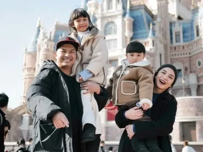 Chelsea Olivia, Glenn Alinskie, dan kedua anaknya saat berlibur ke Disneyland Shanghai. Foto: Dok. Instagram @glennalinskie