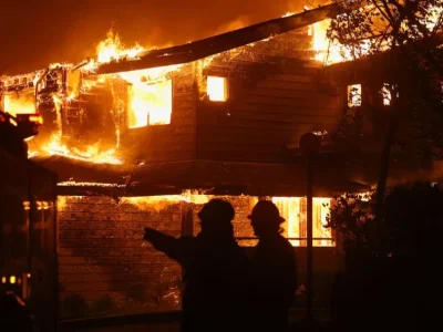 Kebakaran hutan di Los Angeles menjalah hingga ke rumah warga, termasuk selebriti. Foto: Dok. Mario Anzuoni/Reuters