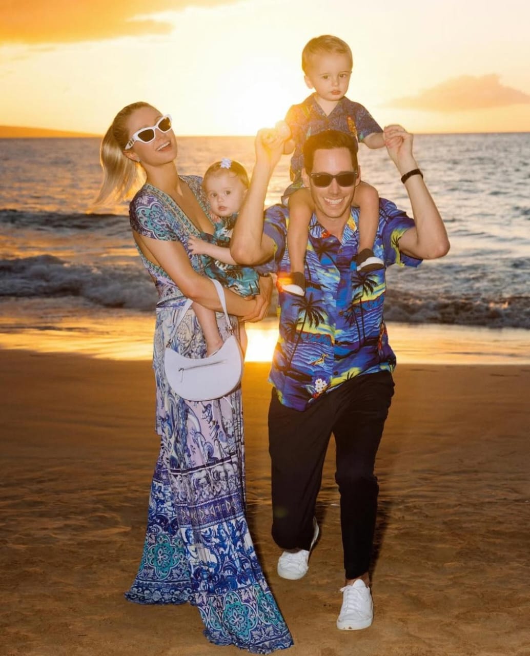 Paris Hilton bersama suami dan dua anaknya. Foto: Dok. Instagram @parishilton