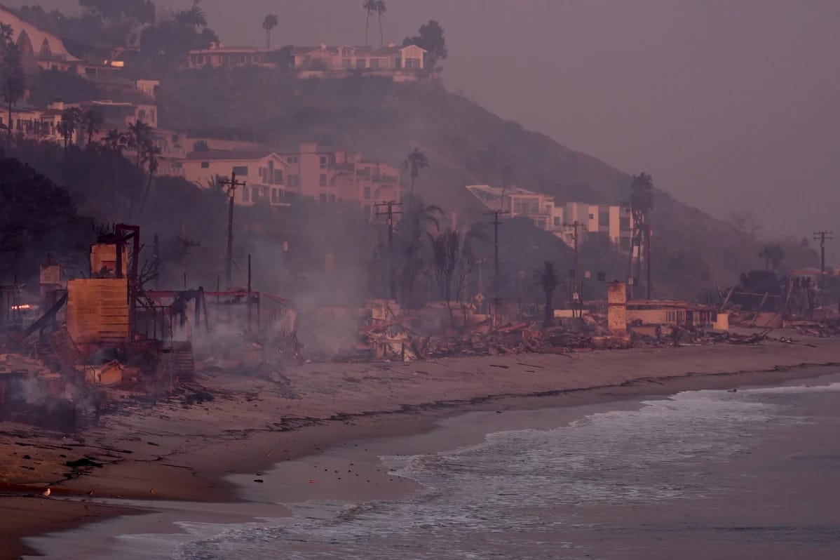 Rumah pinggir pantai di Malibu hangus. Foto: Dok. Mark J. Terrill/AP