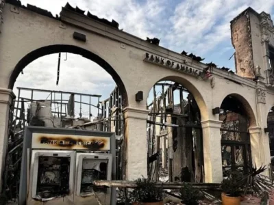 Gedung bank di Pacific Palisades yang hangus akibat kebakaran Los Angeles. Foto: Dok. Eugene Garcia/AP