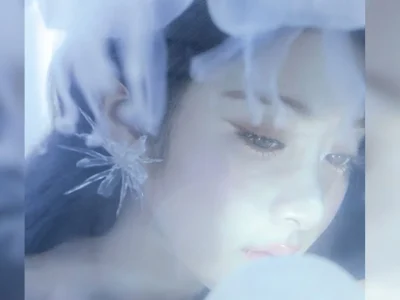 Yunjin Le Sserafim merilis lagu solo berjudul 'Jellyfish'. Foto: Dok. Instagram @le_sserafim