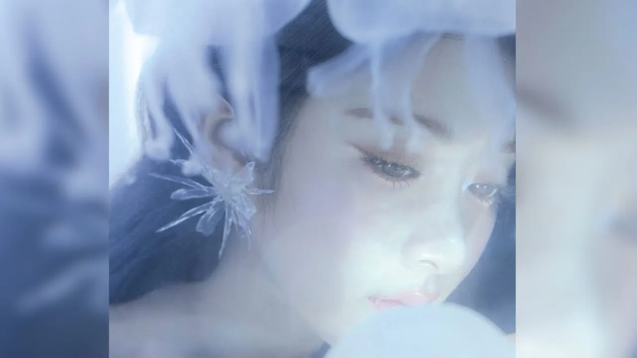 Rilis ‘Jellyfish’, Yunjin Le Sserafim Foto Bareng Ubur-ubur