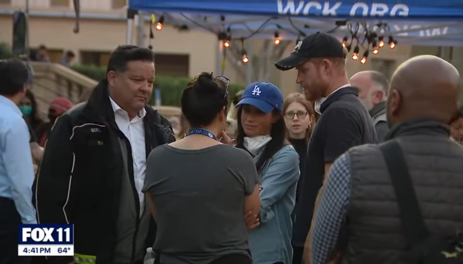 Pangeran Harry dan Meghan Markle saat mengunjungi salah satu lokasi evakuasi. Foto: Dok. YouTube Fox 11 Los Angeles