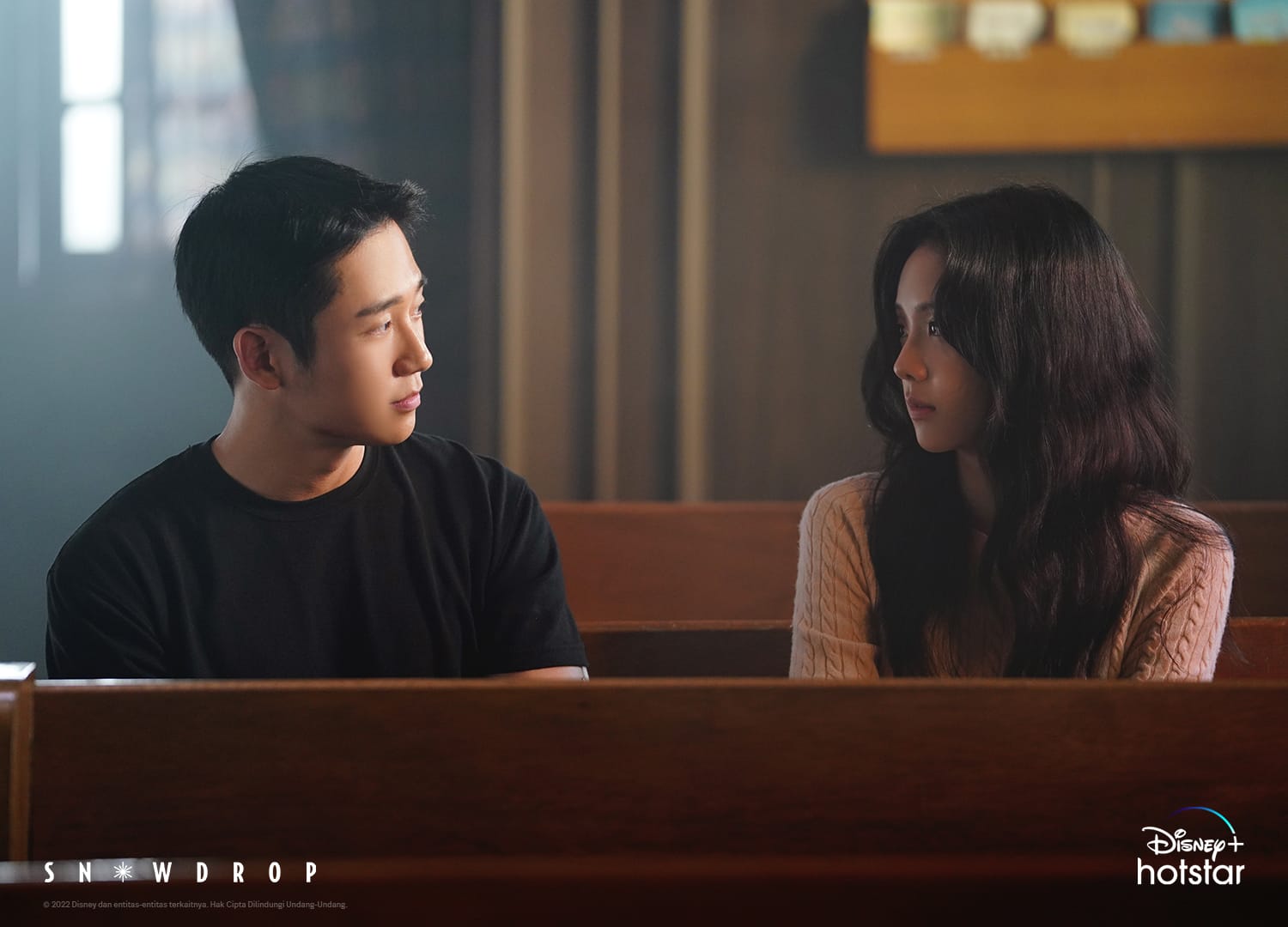 Jisoo BLACKPINK dan Jung Hae In, dua pemeran utama Snowdrop. Foto: Dok. X @DisneyPlusID