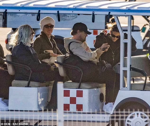 Leonardo bersama pacar, ayah, dan ibu sambungnya. Foto: Dok. Backgrid