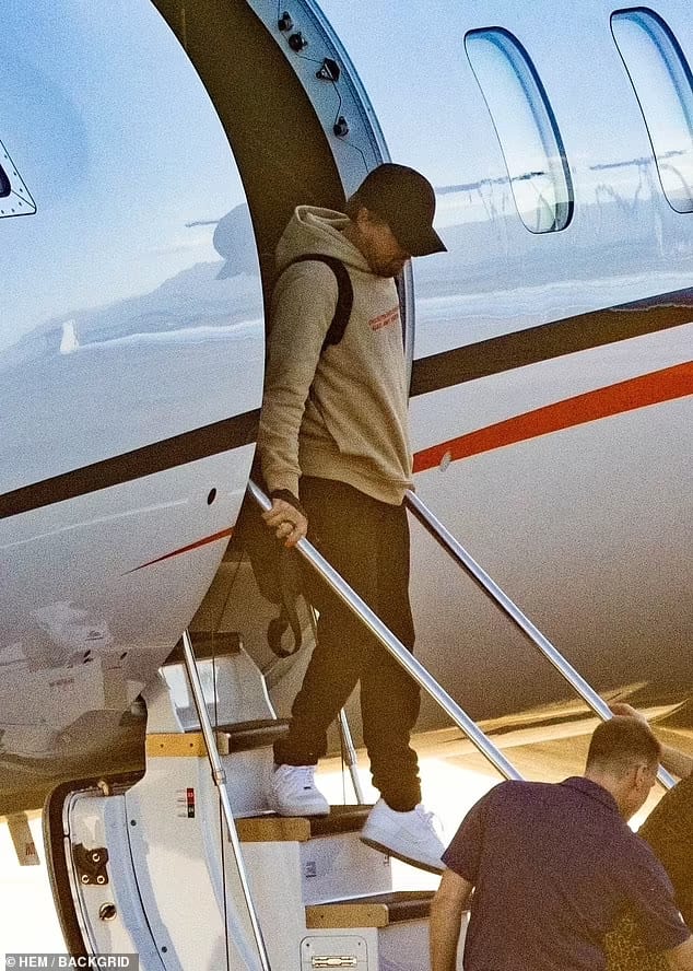 Leonardo DiCaprio turun dari jet pribadi saat tiba di Meksiko. Foto: Dok. Backgrid