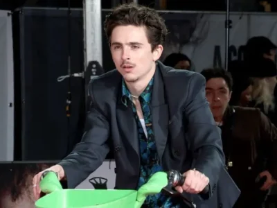 Timothee Chalamet datang ke premiere film dengan mengendarai sepeda listrik. Foto: Dok. Getty Images via Page Six