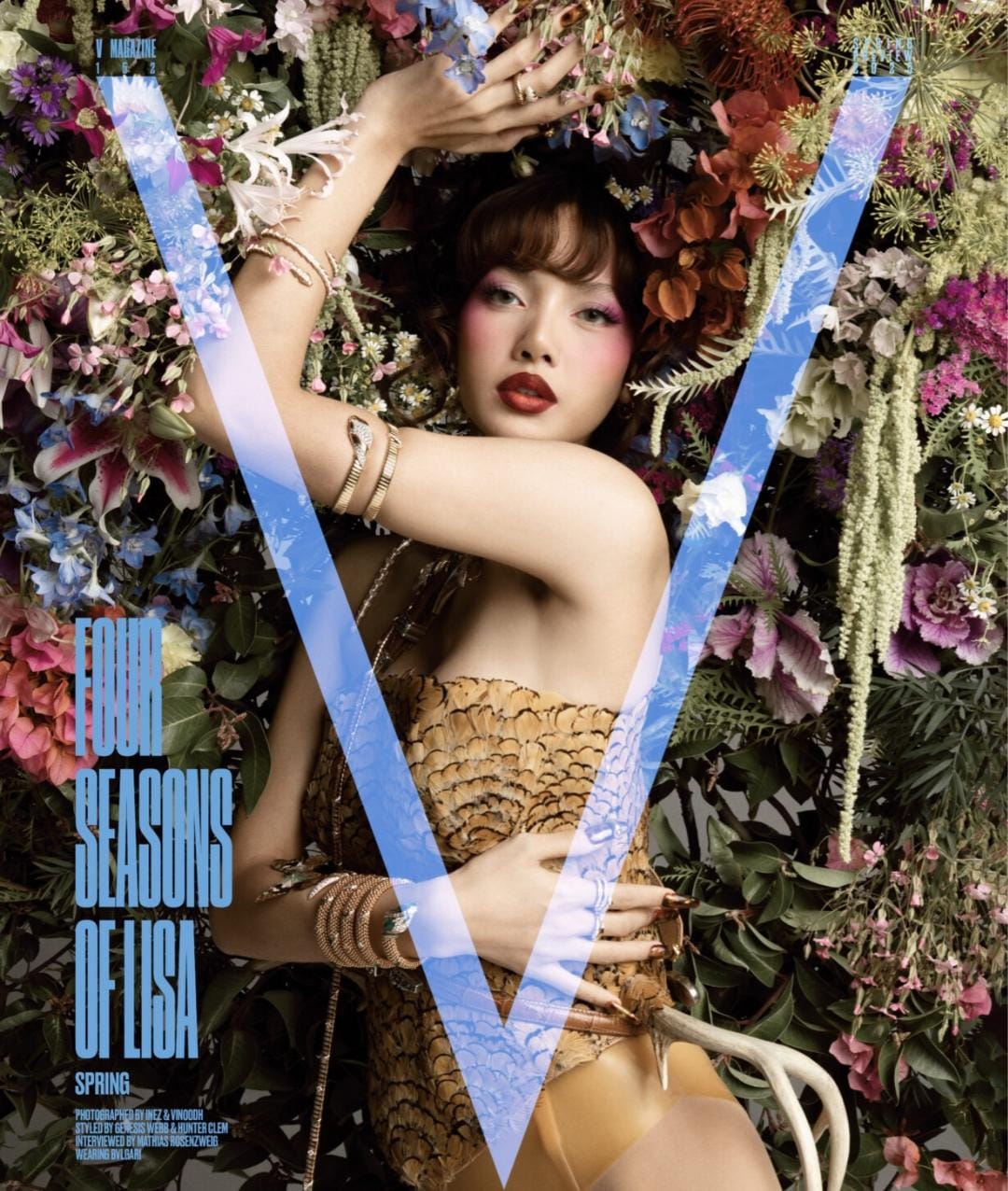 Pakaian Lisa BLACKPINK terbuat dari bulu dan tanduk. Foto: Dok. V Magazine