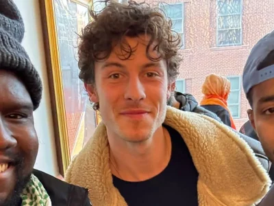 Shawn Mendes bersama Mustafa the Pout (topi biru) dan salah satu jemaah salat Jumat. Foto: Dok. X @ontologyofsumud