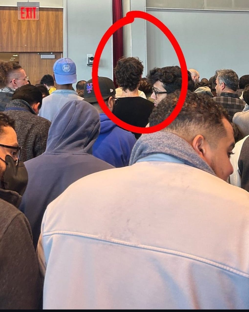Shawn Mendes bergabung dengan para jemaah salat Jumat. Foto: Dok. X @perfectlytried