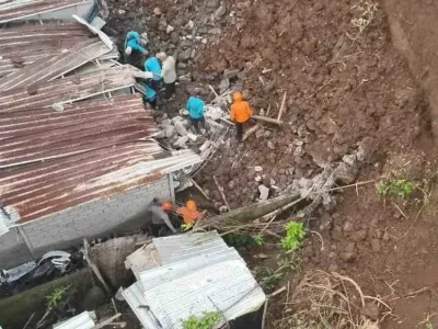 Tim gabungan melakukan pencarian para korban tanah longsor di Desa Ubung Kaja, Kecamatan Denpasar Utara, Kota Denpasar, Bali, Senin (20/1). (BPBD Kota Denpasar)