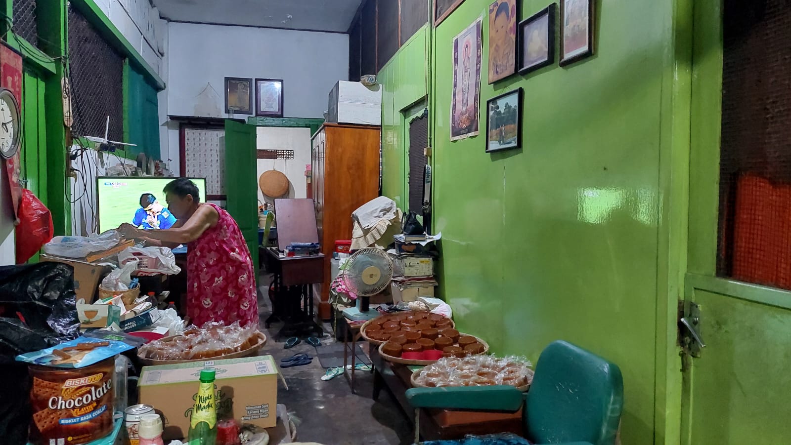 Tok Swie Giok menyiapkan pesanan kue keranjang. Foto: Dok. Farah/Nyata