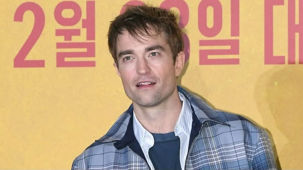 Berpose Ala Idol K-Pop, Robert Pattinson Promosi Film di Korsel