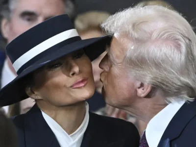 Donald Trump mencium Melania sebelum mengucap sumpah presiden. Foto: Dok. Saul Loeb/AP