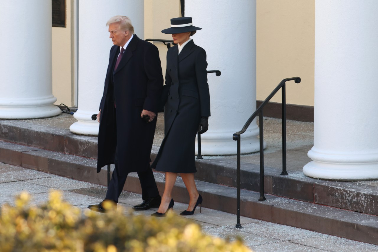 Gaya Melania mengenakan pakaian serba biru tua. Foto: Dok. Getty Images via WWD 