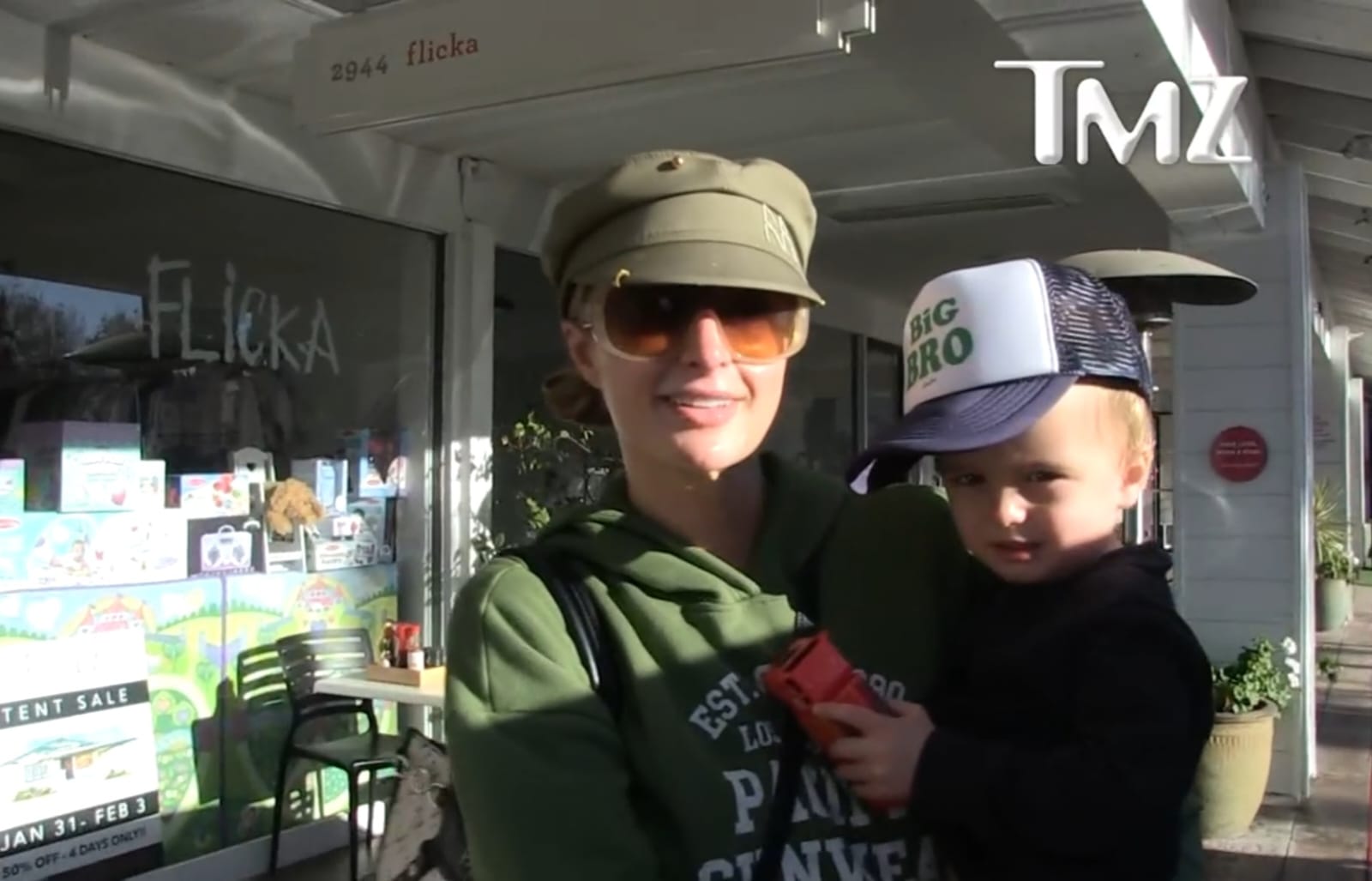Putra Paris Hilton bercita-cita menjadi pemadam kebakaran. Foto: Dok. TMZ