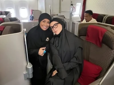Alyysa Daguise berangkat umrah bersama ibunda (Foto: Instagram/risa_dewi)