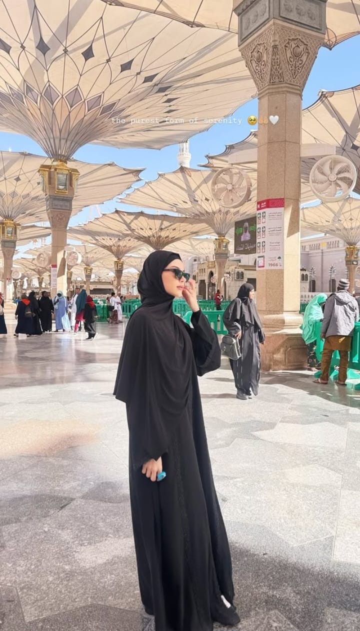 Alyssa di Masjid Nabawi (Foto: Instagram/alyssadaguise)