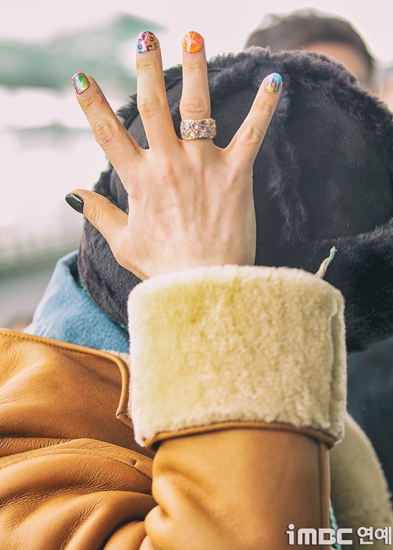 Kuku G-Dragon yang dihiasi nail art warna-warni. Foto: Dok. iMBC