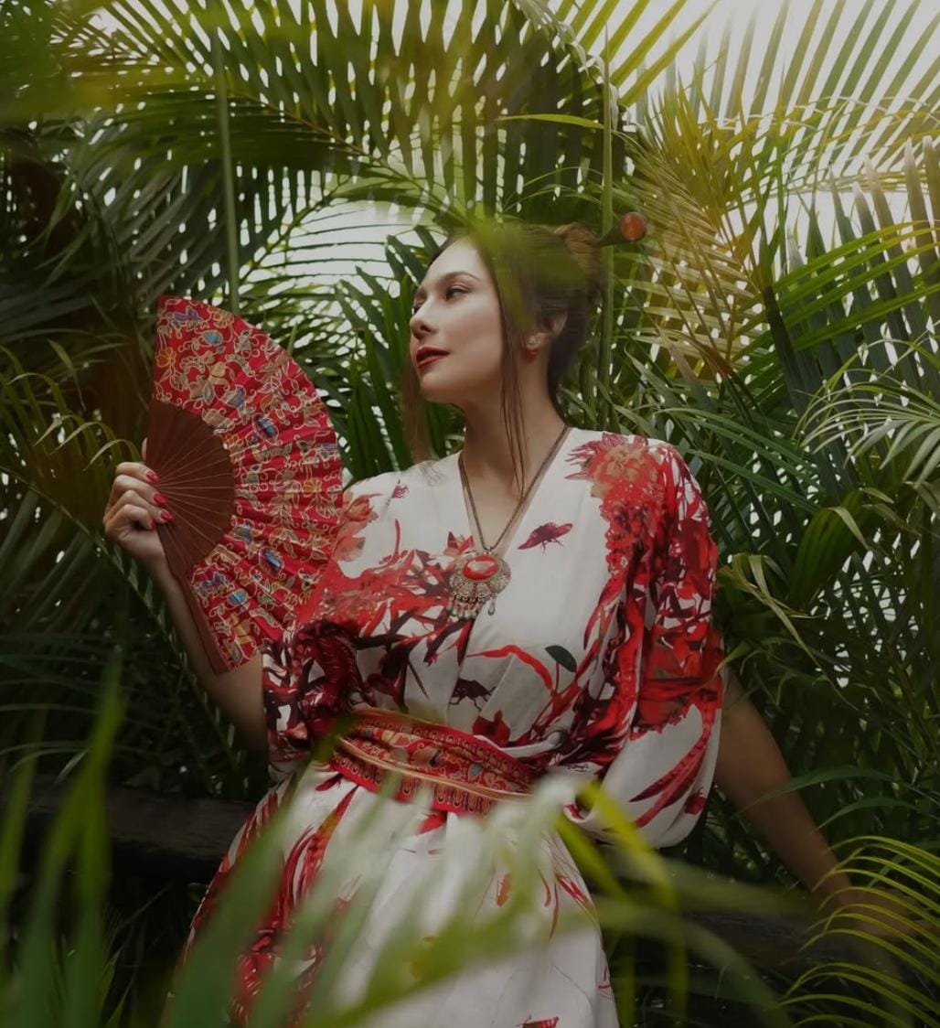 Donna Agnesia mengenakan dress perpaduan warna putih dan merah. Foto: Dok. Instagram @dagnesia