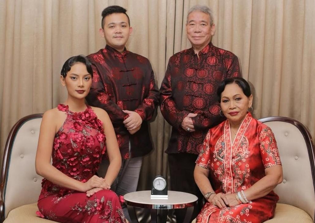 Gaya elegan Erika Carlina bersama keluarga. Foto: Dok. Instagram @eri.carl