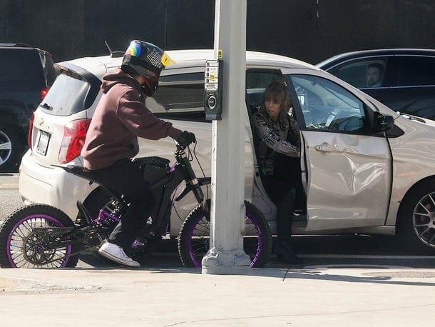 Kondisi mobil yang ditabrak oleh Pax Jolie Pitt. Foto: Dok. Backgrid