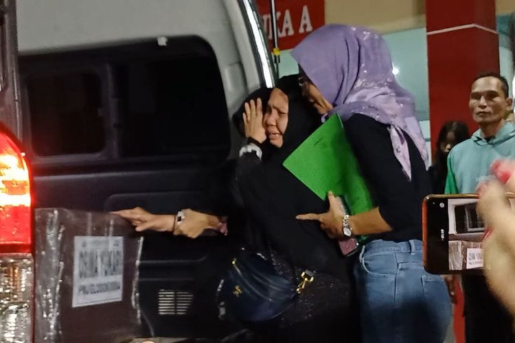 Ima Susanti menangis melihat langsung peti mati Oshima Yukari. Foto: Dok. Kompas/Baharudin Al Farisi