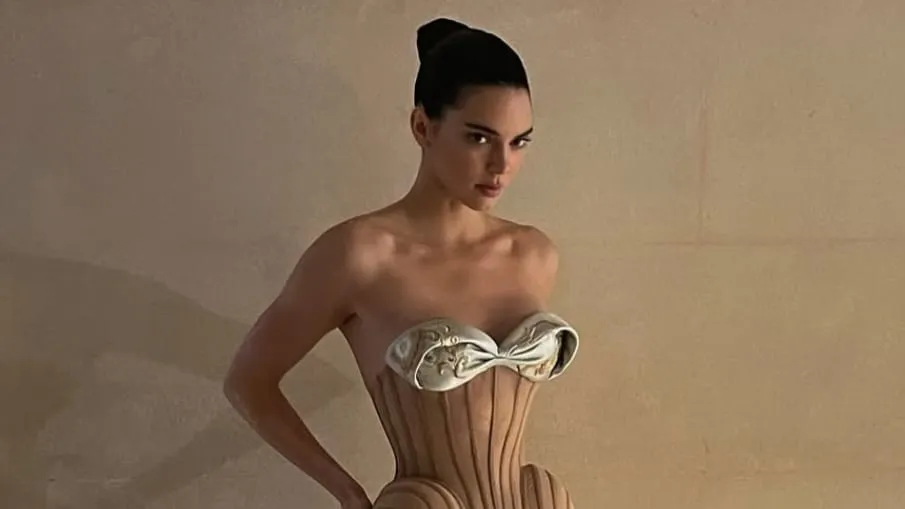 Gaun Unik Kendall Jenner, Desain Pinggul yang Menonjol