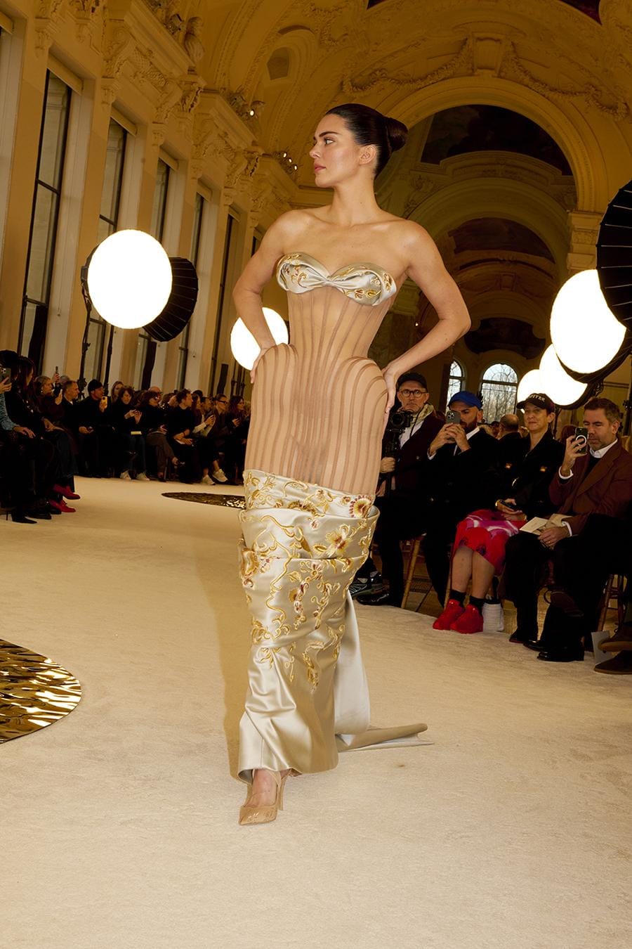 Gaun dengan desain pinggul yang menonjol dari Schiaparelli. Foto: Dok. WWD