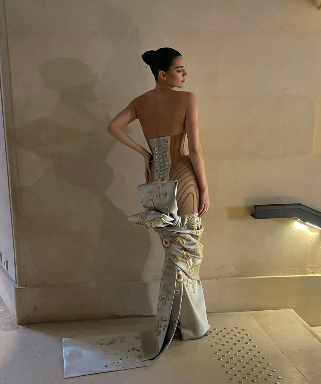 Pita besar pada bagian belakang gaun. Foto: Dok. Instagram @kendalljenner