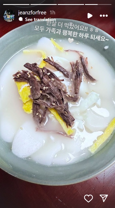Idol K-Pop terkenal, NewJeans merayakan Imlek dengan menikmati tteokguk. Foto: Dok. Instagram @jeanzforfree