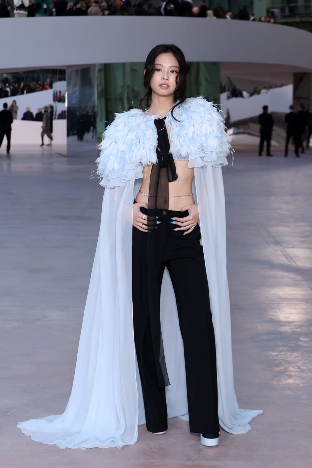 Gaya seksi Jennie BLACKPINK di Chanel Haute Couture Show. Foto: Dok. Pascal Le Segretain/Getty