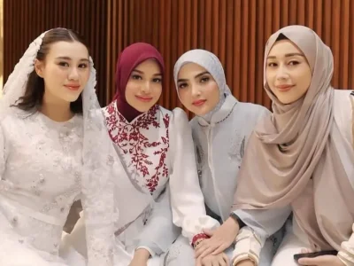 Aaliyah, Aurel, Ashanty, dan Mariska (sahabat Ashanty) kompak mengenakan gamis di acara 4 bulanan. Foto: Dok. Instagram @aurelie.hermansyah
