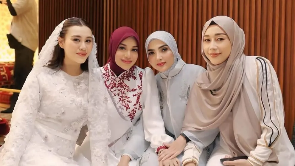 Inspirasi Gamis Ala Artis di Syukuran Kehamilan Aaliyah Massaid
