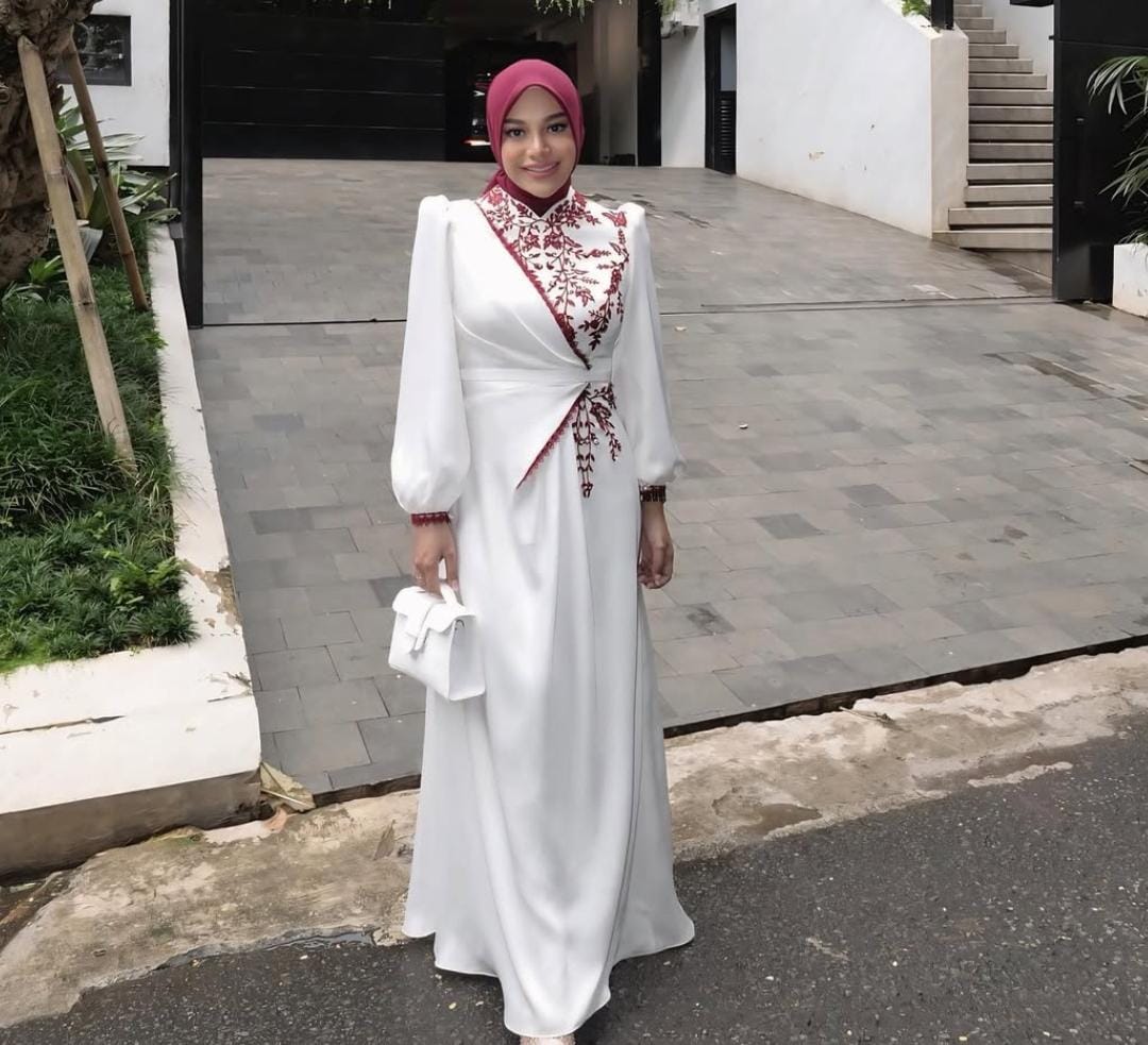 Gamis Aurel Hermansyah yang dihiasi bordiran merah maroon. Foto: Dok. Instagram @aurelie.hermansyah