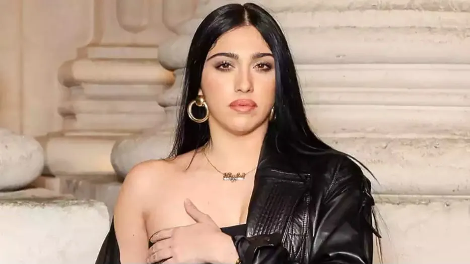 Putri Madonna Tampil Berani Tanpa Bra dan Busana Transparan