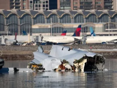 Potongan badan pesawat American Airlinie di Sungai Potomac. Foto: Dok. Getty Images via NY Post