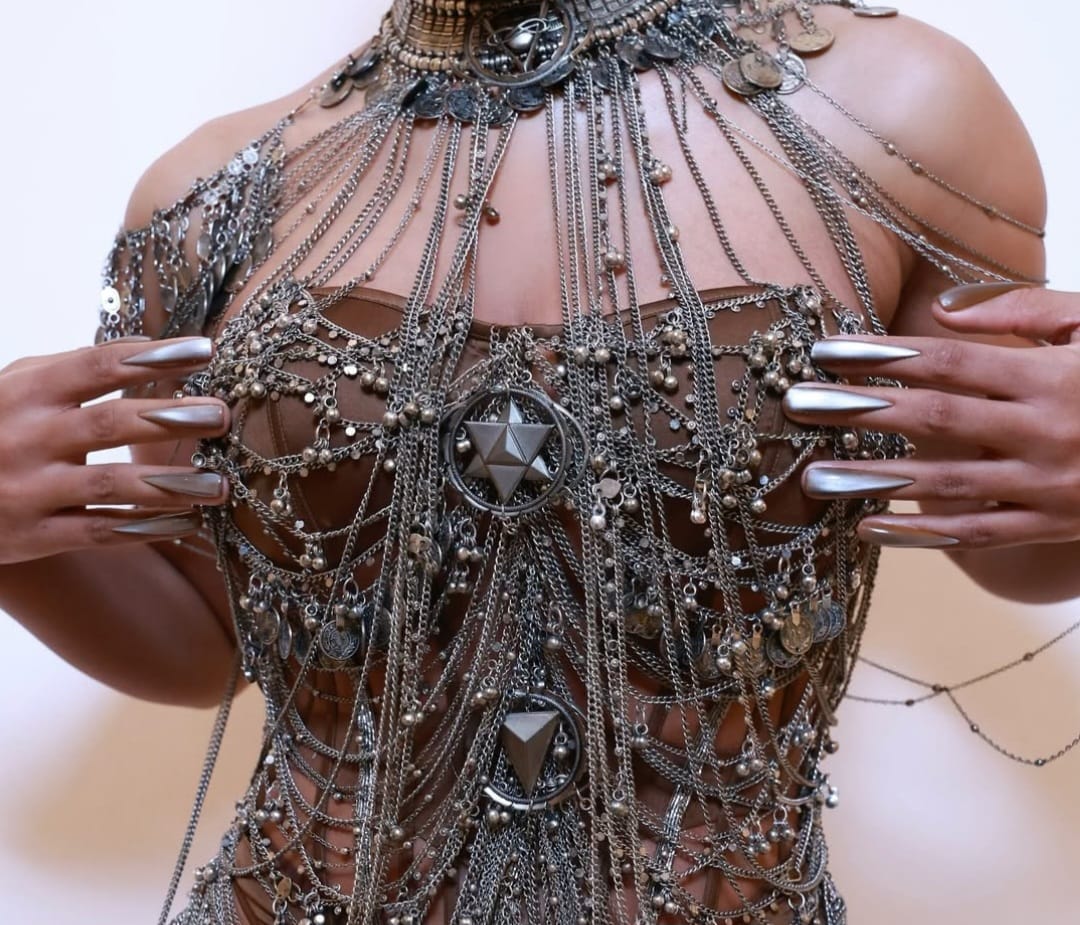 Kuku desain stiletto yang dipasang terbalik. Foto: Dok. Instagram @theestallion