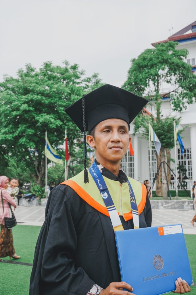 Alfian Andika Yudistira, Wisudawan S2 Tunanetra Pertama di UNAIR. (Foto: Dok. Pri)