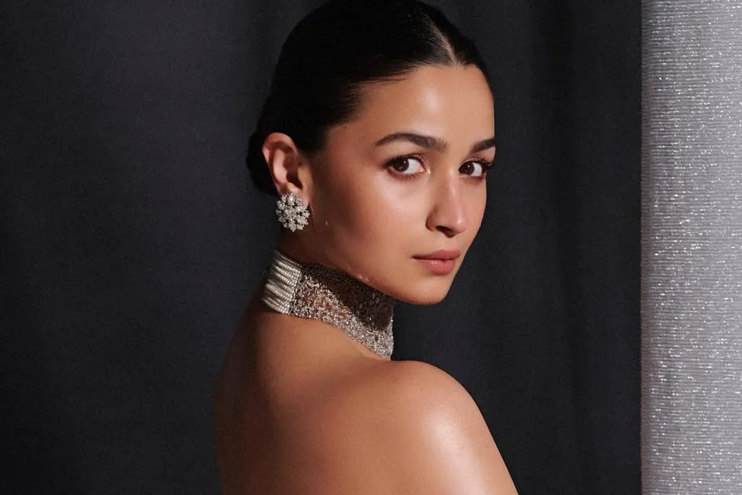 Metode Skincare CTM ala Alia Bhatt untuk Wajah Glass Skin