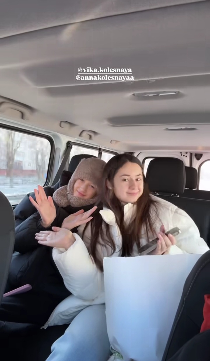 Vika (kanan) bersama adiknya (Foto: Instagram/bilsky16)
